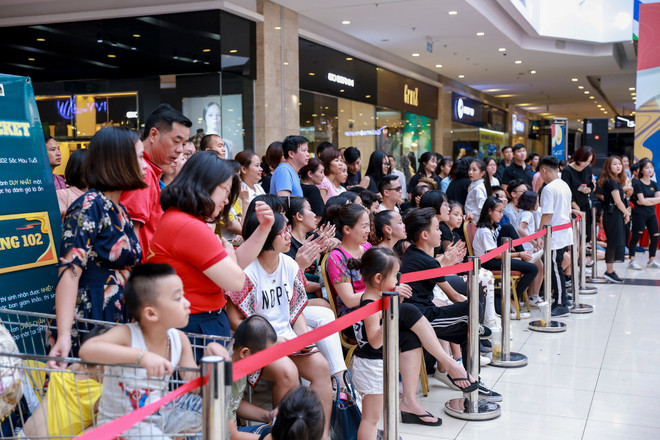 300 bạn nhỏ tham gia tuyển chọn vở đại vũ kịch "Sắc màu tuổi thơ" ảnh 2