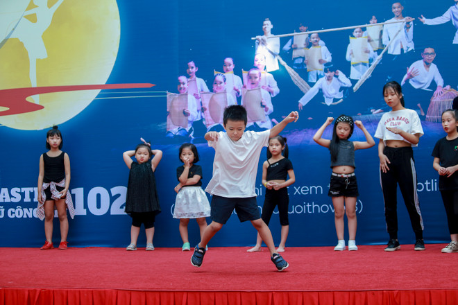 300 bạn nhỏ tham gia tuyển chọn vở đại vũ kịch "Sắc màu tuổi thơ" ảnh 11