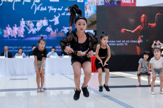 300 bạn nhỏ tham gia tuyển chọn vở đại vũ kịch "Sắc màu tuổi thơ" ảnh 5