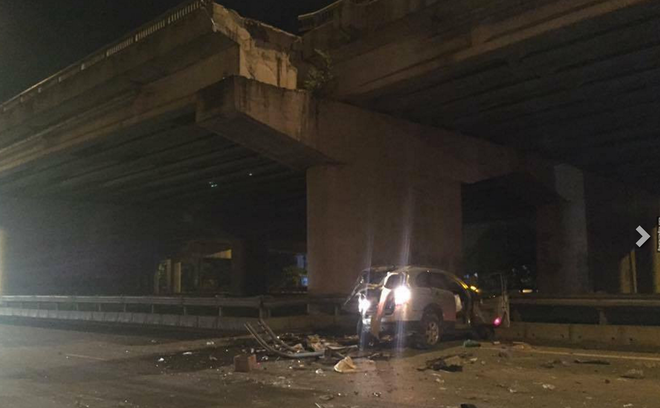 Xe 7 chỗ lao qua lan can cầu vượt trên cao, tài xế tử vong ảnh 1