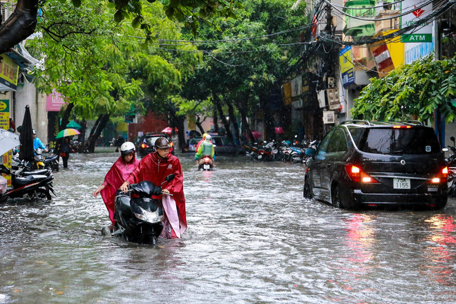 Dân Hà Nội dựng rào chống nước tràn vào nhà sau cơn mưa lớn ảnh 11