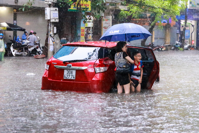 Dân Hà Nội dựng rào chống nước tràn vào nhà sau cơn mưa lớn ảnh 4