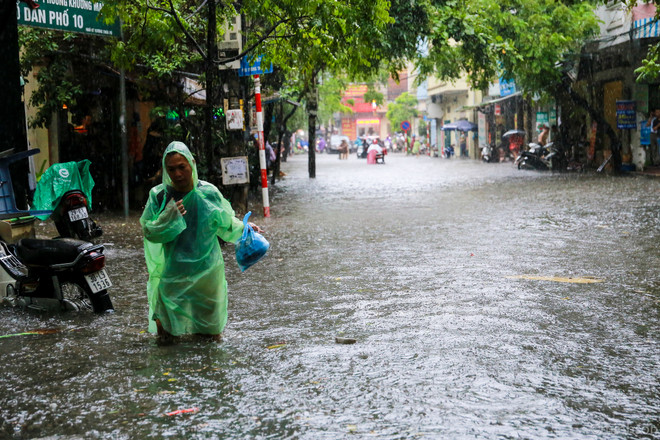 Dân Hà Nội dựng rào chống nước tràn vào nhà sau cơn mưa lớn ảnh 5