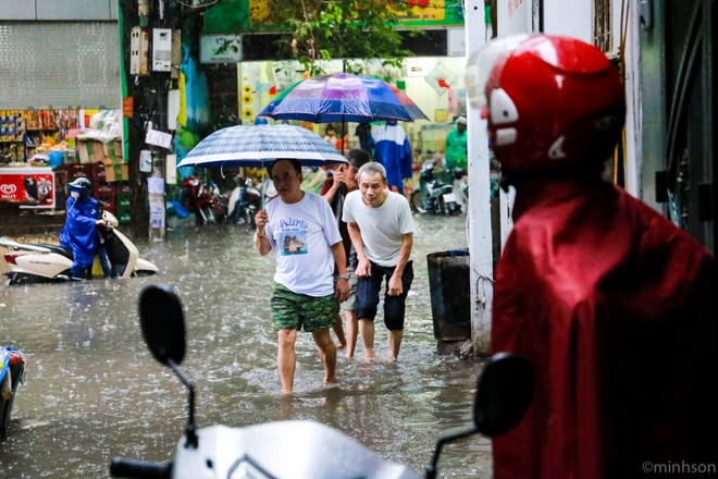 Dân Hà Nội dựng rào chống nước tràn vào nhà sau cơn mưa lớn ảnh 10