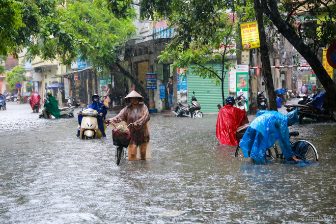 Dân Hà Nội dựng rào chống nước tràn vào nhà sau cơn mưa lớn ảnh 9