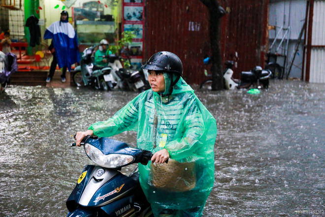 Dân Hà Nội dựng rào chống nước tràn vào nhà sau cơn mưa lớn ảnh 6