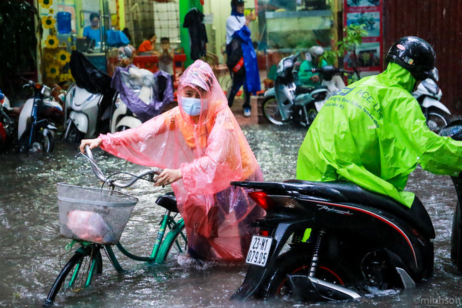 Dân Hà Nội dựng rào chống nước tràn vào nhà sau cơn mưa lớn ảnh 8