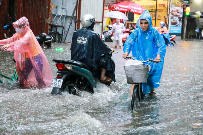Dân Hà Nội dựng rào chống nước tràn vào nhà sau cơn mưa lớn ảnh 7