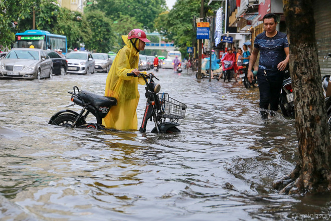 Dân Hà Nội dựng rào chống nước tràn vào nhà sau cơn mưa lớn ảnh 20