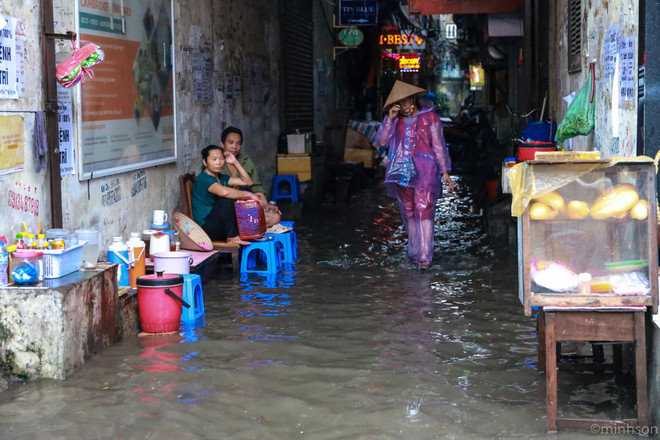 Dân Hà Nội dựng rào chống nước tràn vào nhà sau cơn mưa lớn ảnh 14