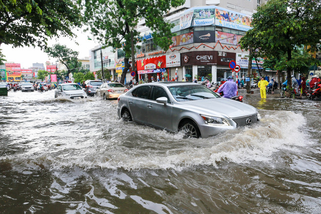 Dân Hà Nội dựng rào chống nước tràn vào nhà sau cơn mưa lớn ảnh 19