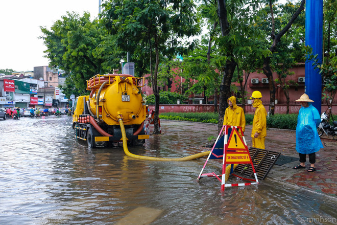 Dân Hà Nội dựng rào chống nước tràn vào nhà sau cơn mưa lớn ảnh 13