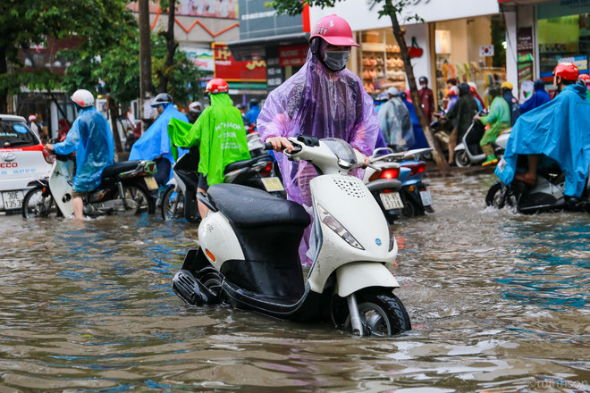 Dân Hà Nội dựng rào chống nước tràn vào nhà sau cơn mưa lớn ảnh 17