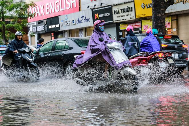 Dân Hà Nội dựng rào chống nước tràn vào nhà sau cơn mưa lớn ảnh 15