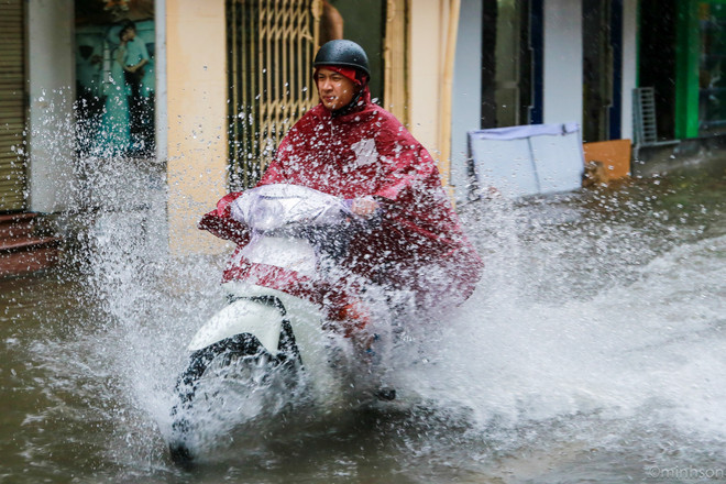 Dân Hà Nội dựng rào chống nước tràn vào nhà sau cơn mưa lớn ảnh 12