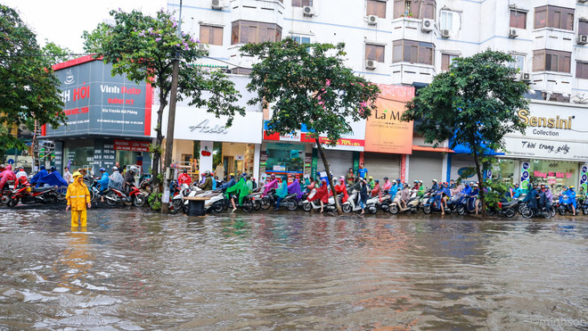 Dân Hà Nội dựng rào chống nước tràn vào nhà sau cơn mưa lớn ảnh 18