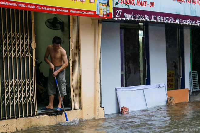 Dân Hà Nội dựng rào chống nước tràn vào nhà sau cơn mưa lớn ảnh 2