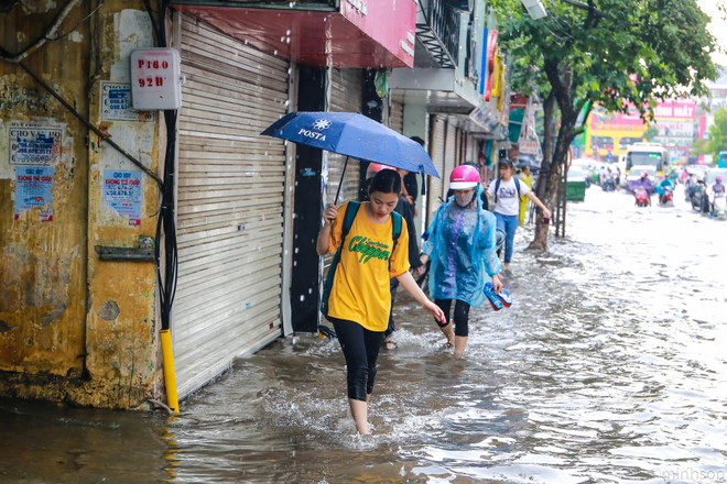 Dân Hà Nội dựng rào chống nước tràn vào nhà sau cơn mưa lớn ảnh 16