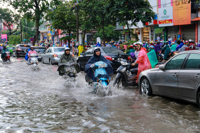 Dân Hà Nội dựng rào chống nước tràn vào nhà sau cơn mưa lớn ảnh 21