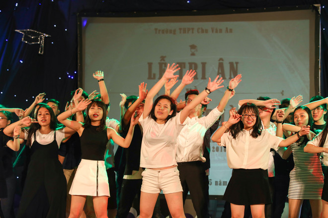 Học sinh Chu Văn An nhận thẻ cử tri trong ngày Lễ trưởng thành ảnh 16