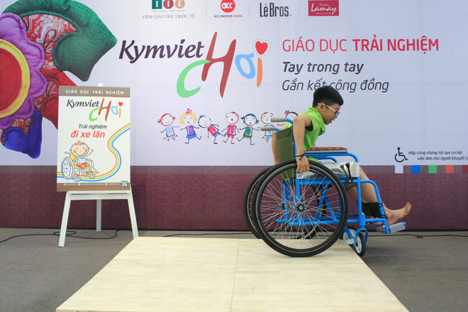 Trẻ em Hà Nội trải nghiệm thử thách đi xe lăn của người khuyết tật ảnh 1