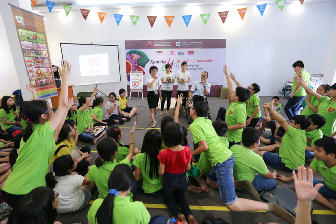 Trẻ em Hà Nội trải nghiệm thử thách đi xe lăn của người khuyết tật ảnh 5