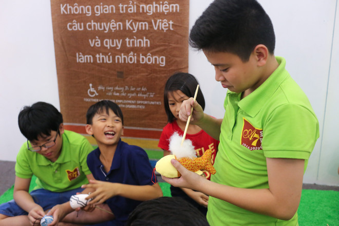 Trẻ em Hà Nội trải nghiệm thử thách đi xe lăn của người khuyết tật ảnh 14