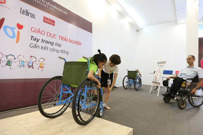Trẻ em Hà Nội trải nghiệm thử thách đi xe lăn của người khuyết tật ảnh 2