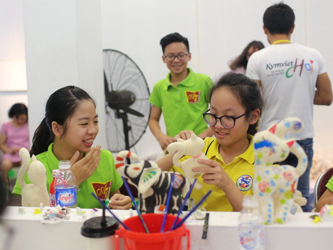 Trẻ em Hà Nội trải nghiệm thử thách đi xe lăn của người khuyết tật ảnh 9