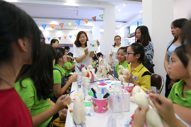 Trẻ em Hà Nội trải nghiệm thử thách đi xe lăn của người khuyết tật ảnh 11