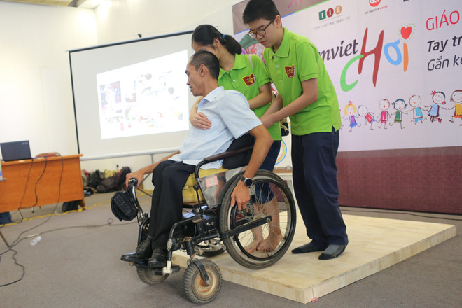 Trẻ em Hà Nội trải nghiệm thử thách đi xe lăn của người khuyết tật ảnh 4