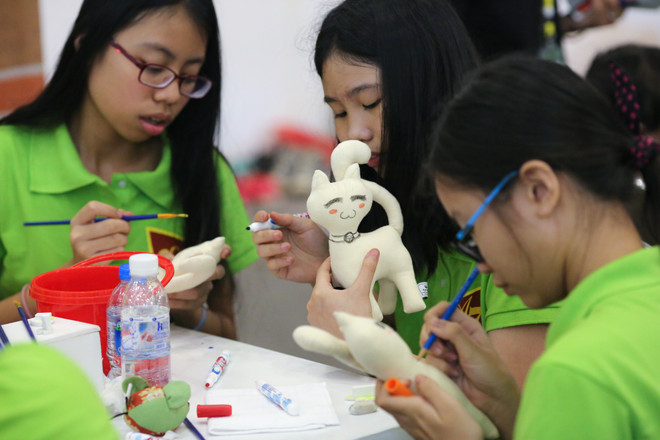 Trẻ em Hà Nội trải nghiệm thử thách đi xe lăn của người khuyết tật ảnh 8