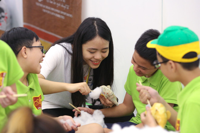 Trẻ em Hà Nội trải nghiệm thử thách đi xe lăn của người khuyết tật ảnh 15