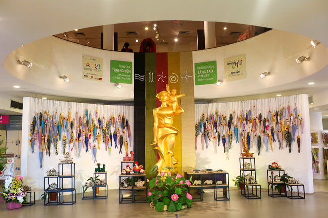 Trẻ em Hà Nội trải nghiệm thử thách đi xe lăn của người khuyết tật ảnh 16