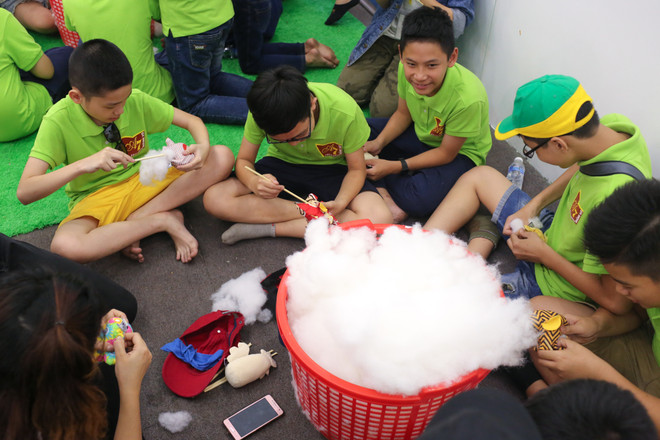 Trẻ em Hà Nội trải nghiệm thử thách đi xe lăn của người khuyết tật ảnh 13