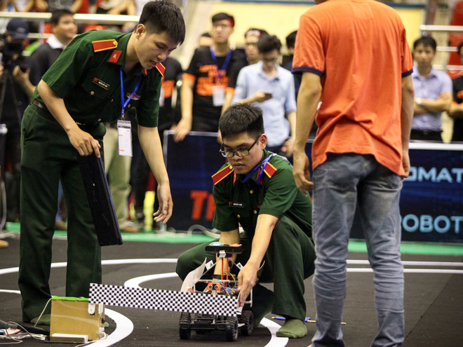 Lộ diện quán quân chiến thắng cuộc thi điều khiển xe không người lái ảnh 10