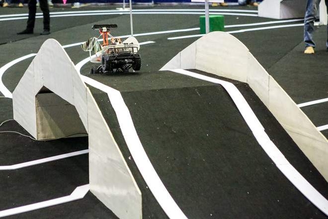 Lộ diện quán quân chiến thắng cuộc thi điều khiển xe không người lái ảnh 15