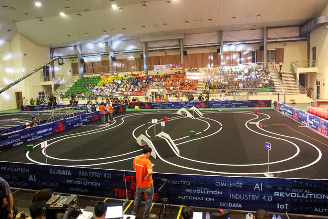 Lộ diện quán quân chiến thắng cuộc thi điều khiển xe không người lái ảnh 2