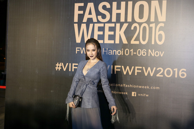Angela Phương Trinh hoá thân thành 'yêu nữ' khi diện trang phục đầy ma mị. (Ảnh: PV/Vietnam+) Hoa hậu Mỹ Linh đọ dáng cùng Thanh Tú trên thảm đỏ tuần lễ thời trang ảnh 5