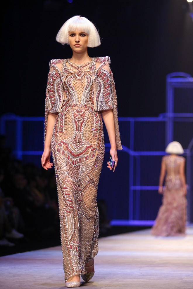 Công Trí gây "choáng" với bộ sưu tập mở màn Tuần lễ thời trang 2016 ảnh 8