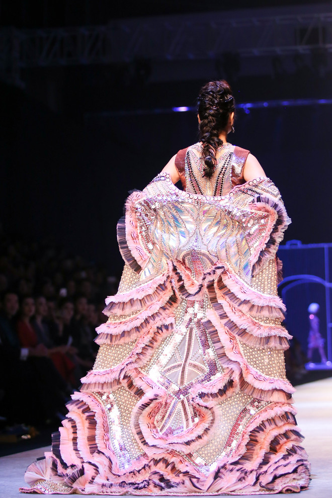 Công Trí gây "choáng" với bộ sưu tập mở màn Tuần lễ thời trang 2016 ảnh 11