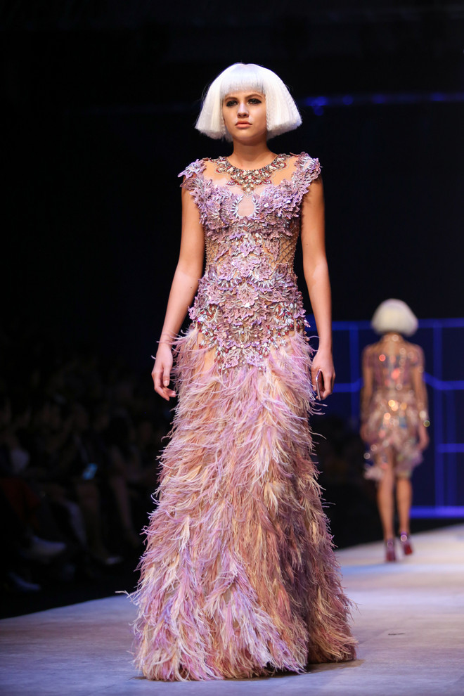 Công Trí gây "choáng" với bộ sưu tập mở màn Tuần lễ thời trang 2016 ảnh 7