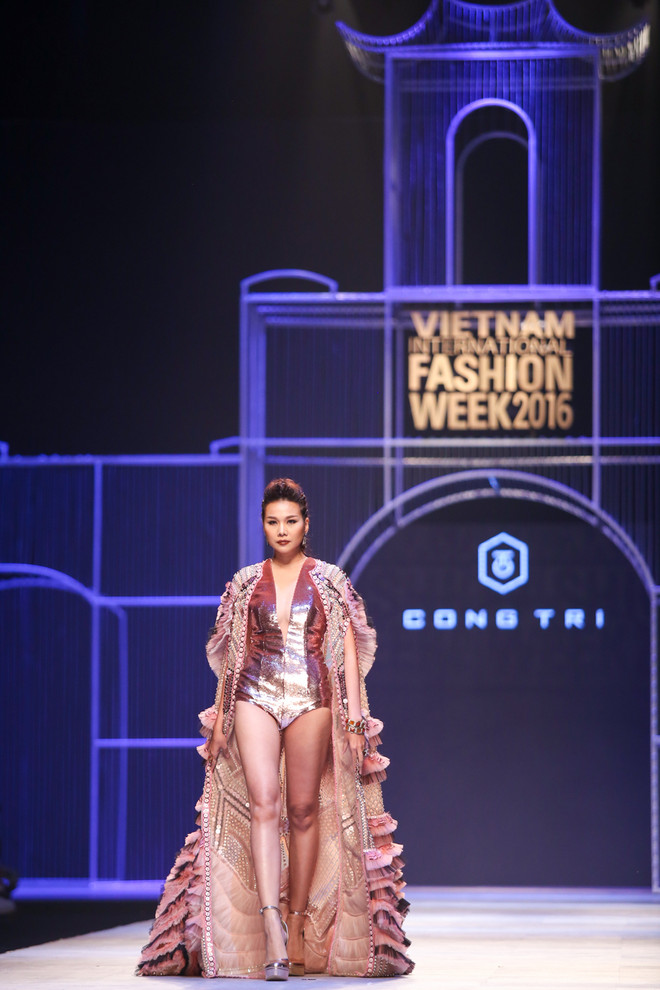 Công Trí gây "choáng" với bộ sưu tập mở màn Tuần lễ thời trang 2016 ảnh 9