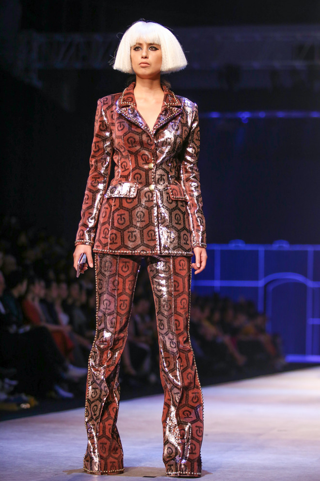 Công Trí gây "choáng" với bộ sưu tập mở màn Tuần lễ thời trang 2016 ảnh 3