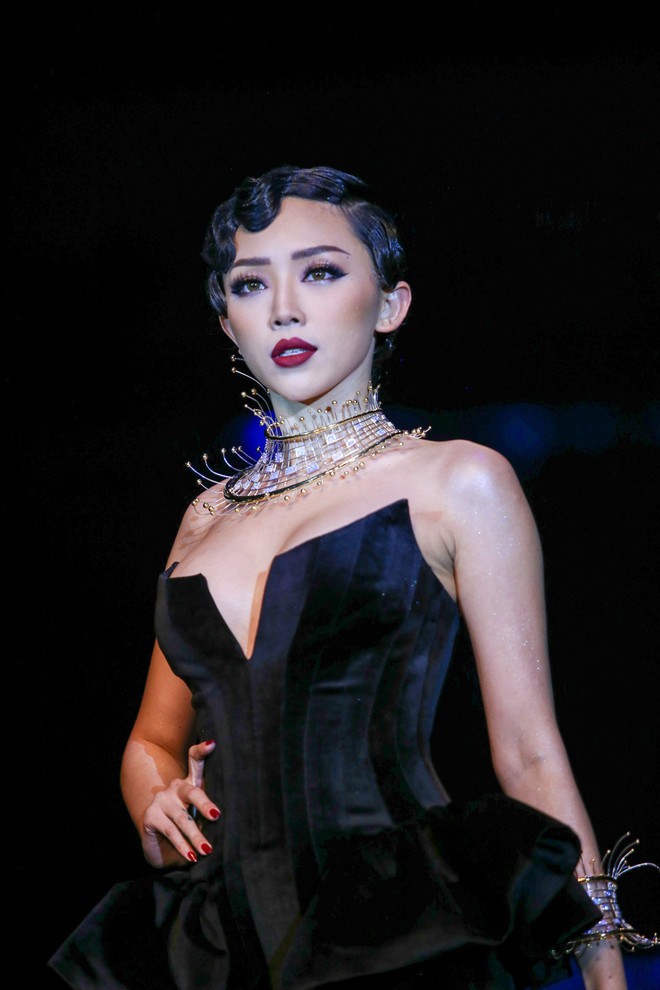 Ca sỹ Tóc Tiên quyến rũ với bộ sưu tập trang sức "Tôi yêu Việt Nam" ảnh 2