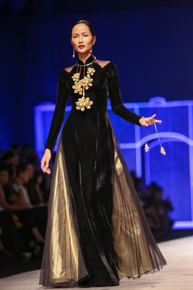 Ca sỹ Tóc Tiên quyến rũ với bộ sưu tập trang sức "Tôi yêu Việt Nam" ảnh 9