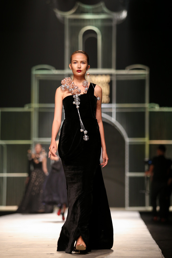 Ca sỹ Tóc Tiên quyến rũ với bộ sưu tập trang sức "Tôi yêu Việt Nam" ảnh 16