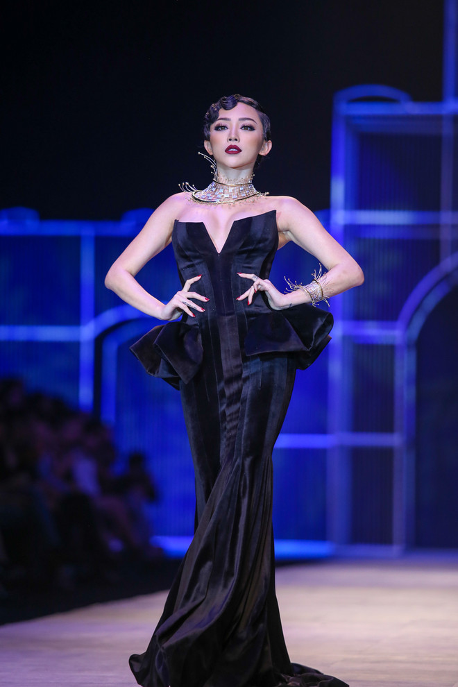 Ca sỹ Tóc Tiên quyến rũ với bộ sưu tập trang sức "Tôi yêu Việt Nam" ảnh 1