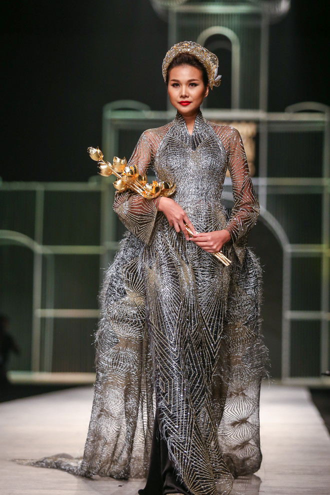 Ca sỹ Tóc Tiên quyến rũ với bộ sưu tập trang sức "Tôi yêu Việt Nam" ảnh 20