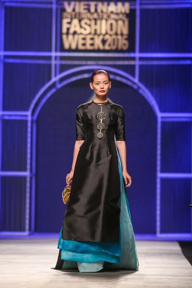 Ca sỹ Tóc Tiên quyến rũ với bộ sưu tập trang sức "Tôi yêu Việt Nam" ảnh 4